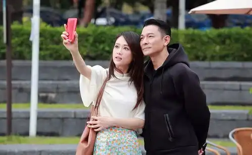 57岁刘德华亮相女儿毕业礼,引热议凭什么能火37年
