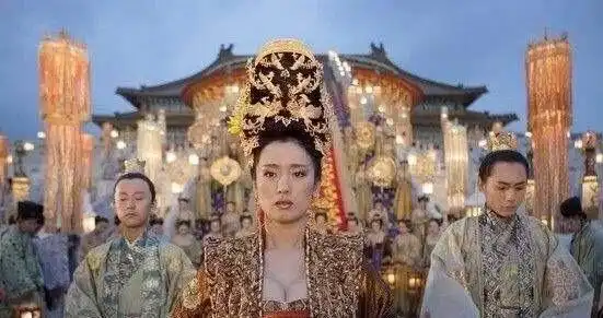 张艺谋所拍电影中最烧钱电影满城尽带黄金甲光成本就花36亿