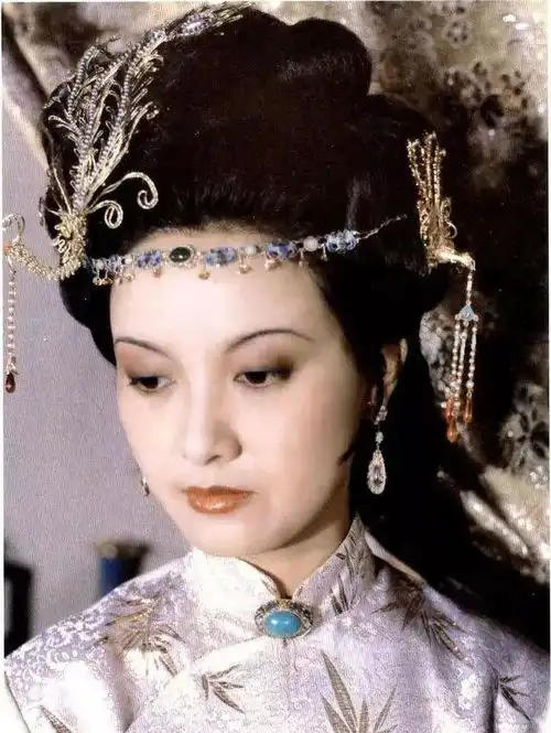 邓婕的王熙凤珍贵剧照几十张,太惊为天人了,无人超越
