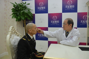 一步之遥葛优替身天妃整形盼接班葛大爷