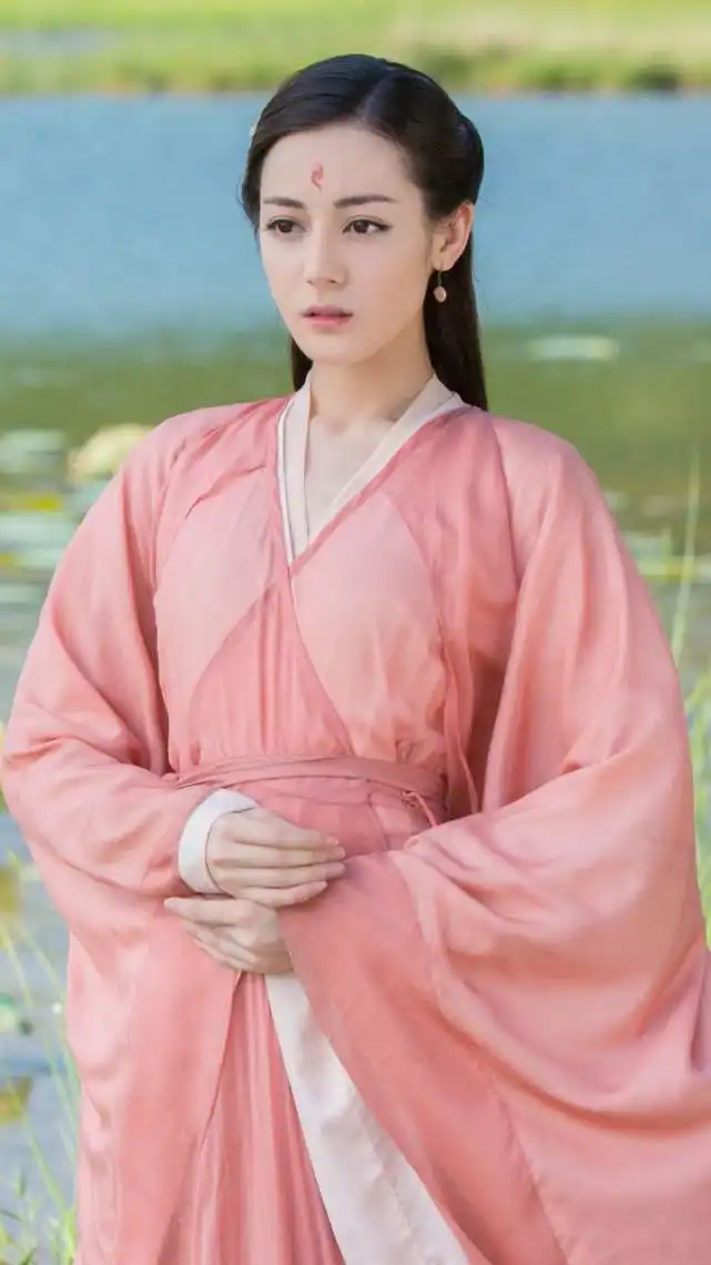 迪丽热巴被求婚3年,土豪粉晒与明星合影陈浩民很支持我,热巴已答应嫁我
