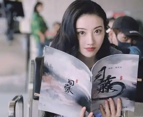 古力娜扎新戏十二谭定档,同样的旗袍元素,与景甜司藤分高下