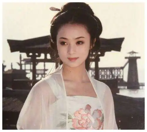 45岁蒋勤勤剧照曝光,表情僵硬造型太显老,同剧组女星也被吐槽
