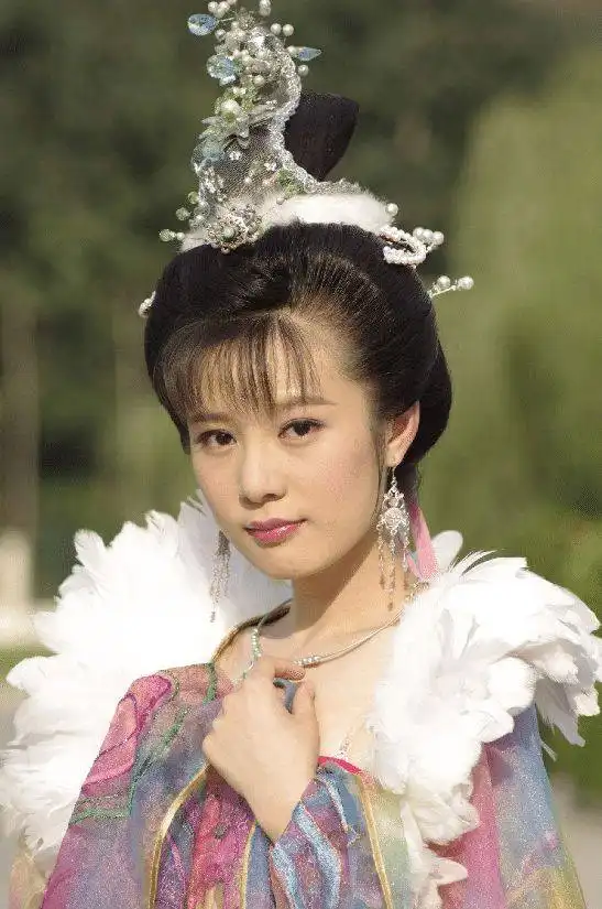 出道就被姑父捧红,姑父离婚转身捧小娇妻,如今只能演配角