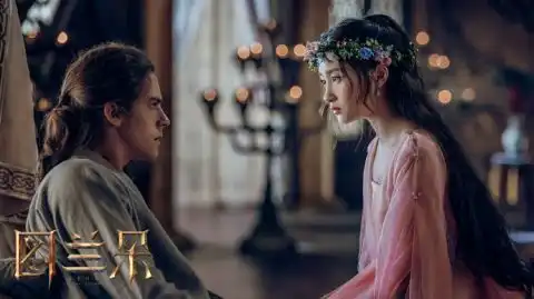 关晓彤新剧造型曝光粉纱裙鲜花妆温柔至极
