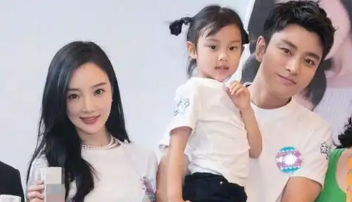 贾乃亮李小璐出席甜馨演出,微博晒照有时差,谁留意过拍照角度

