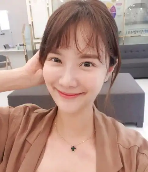 放羊的星星女主大变脸,刘荷娜放出近照,圆圆脸变网红尖下巴
