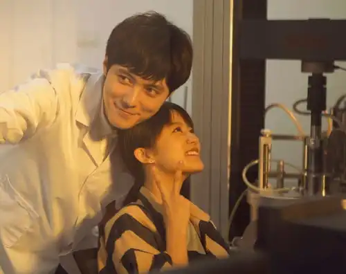 杨幂又签下一位年轻小花,得知她演过的戏后,这眼光也太好了