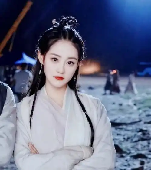 新版倚天屠龙记又一波剧照,男主自拍看起来太像女孩子了