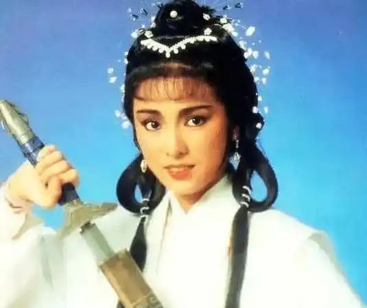同样是成龙基因,把林凤娇儿子和吴绮莉女儿一对比,差距就出来了
