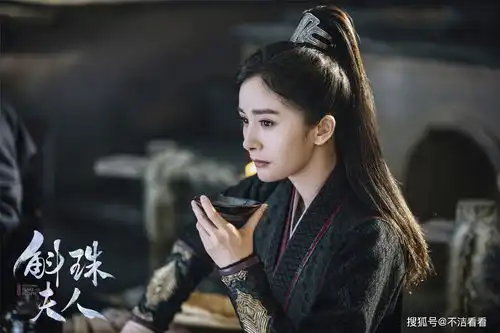 斛珠夫人新剧照,杨幂高马尾造型惊艳,陈伟霆眼神忧伤
