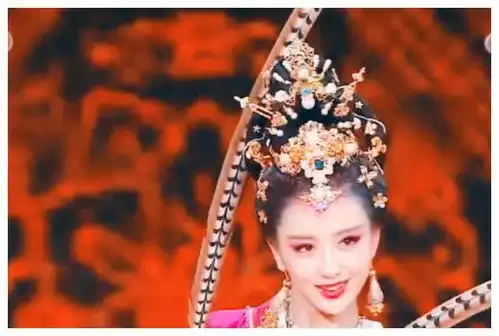 佟丽娅西施造型曝光,白衣红衫都好看,却被指太美艳像貂蝉