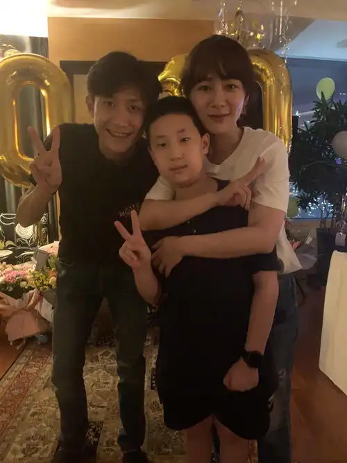 宋丹丹60大寿现场曝光梁天忍丧友痛出席,家有儿女罕重聚
