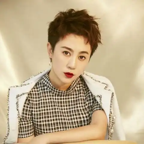 马丽新戏手机狂响定档chic造型秒回十八
