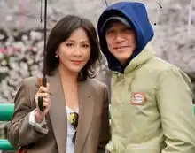 第一次见刘嘉玲晒和老公恩爱照女人一白至少比另一半年轻10岁