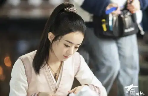 有翡剧组更新剧照,无意透露赵丽颖的台词本,网友太敬业了
