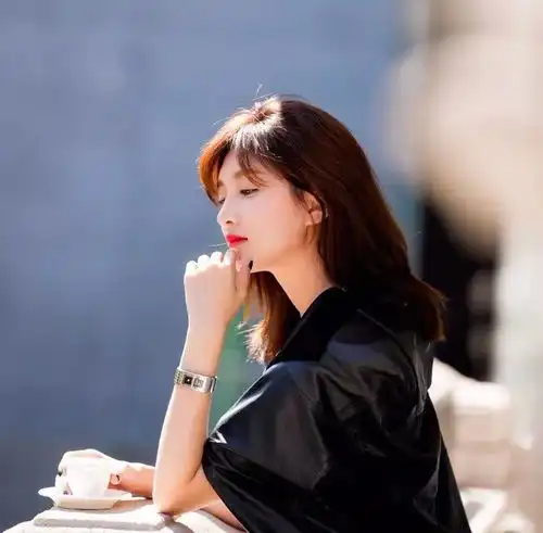 女王脸的江疏影如何用时尚感,撩走恋爱先生靳东
