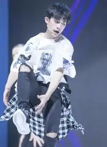 少年的你曝最新路透照,周冬雨像小学生,易烊千玺痞气十足
