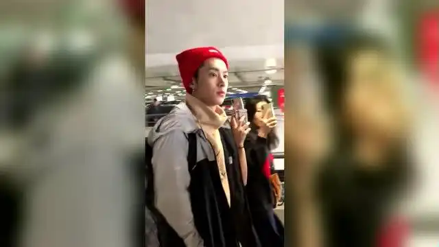 明星娱乐流星花园王鹤棣,头上的小红帽超抢眼帅气十足
