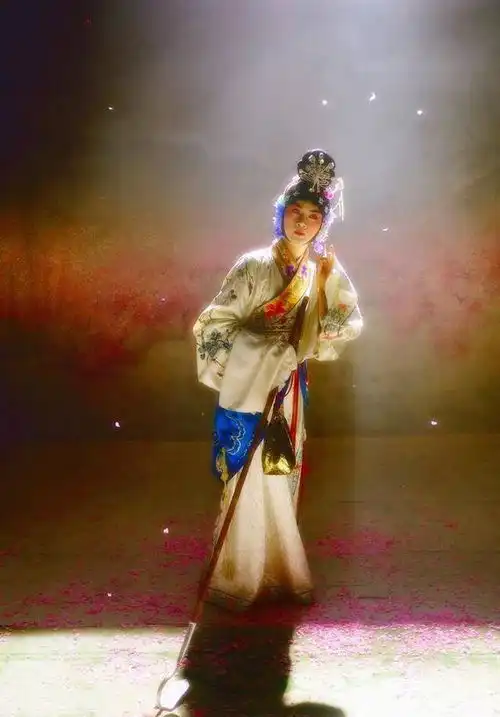 张国荣推开陈凯歌,张艺谋光膀子捧红巩俐,中国导演心酸往事