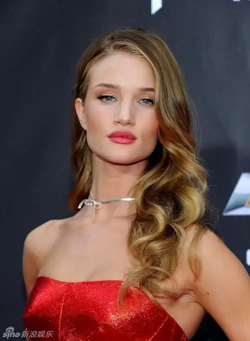 组图变形金刚3首映女主角高开衩长裙娇艳