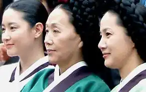 戏骨吕韵季逝世11周年大长今饰演郑尚宫葬礼上李英爱哭成泪人
