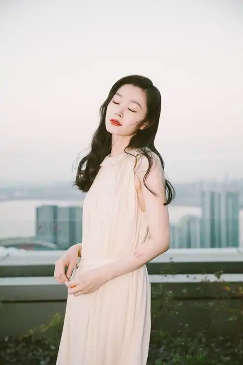 宋轶眼神温柔迷人造型飘逸又灵动