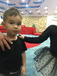 马雅舒一家现身早教中心混血儿女颜值高超抢镜