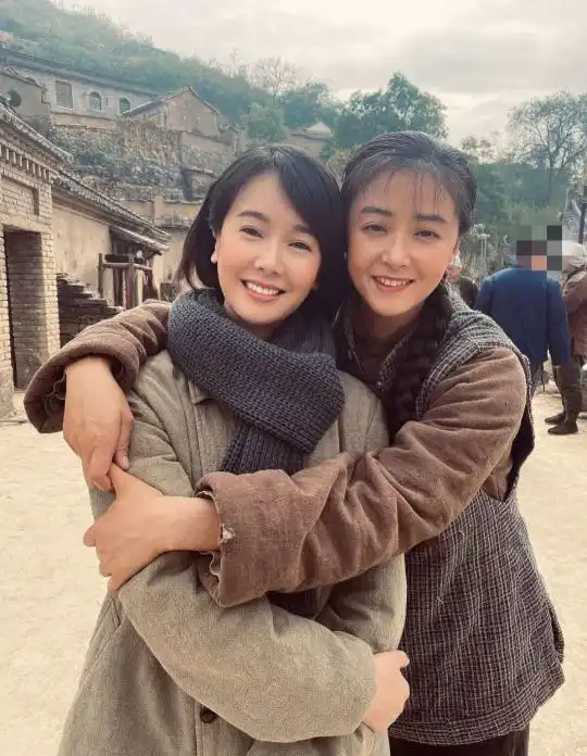 蒋欣新戏剧照曝光,四肢纤细瘦太多合照站角落肤色黑到认不出
