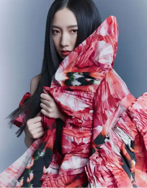 孟美岐最新时尚大片真是会撩这服装一套比一套帅气,攻气十足

