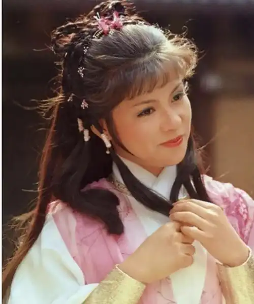 射雕又翻拍何润东演完田归农,又来演洪七公,黄蓉妈是女神