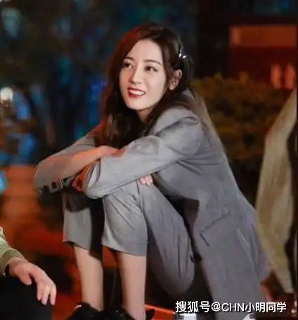 热巴5年前剧照,原来她是黑皮肤看到助理手放的位置后,我酸了