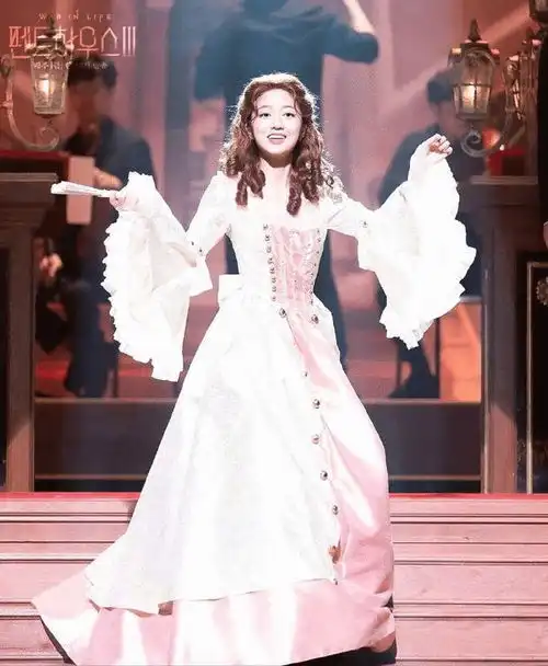 顶楼3新剧照千书真礼服一换艳压全程,露娜恩星显老气