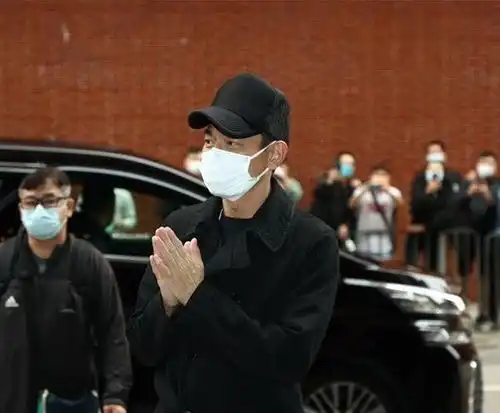 刘德华现身吴孟达葬礼下车之后主动打招呼,严肃面对媒体镜头
