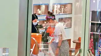 真阔气李彩桦内地掘金变富婆10分钟花近6万买名牌
