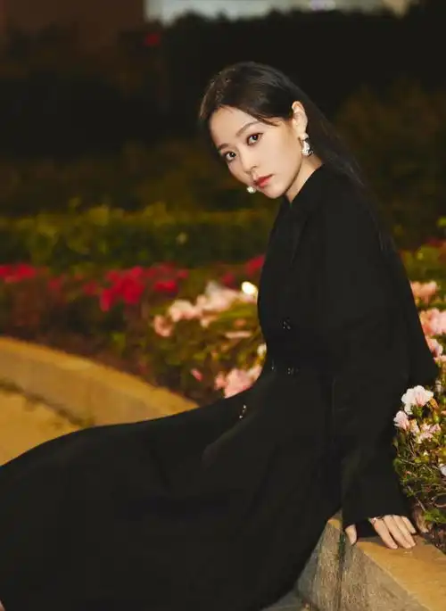 越老越会穿,光腿穿黑色大衣时髦又吸睛,显出高贵大气的女神魅力
