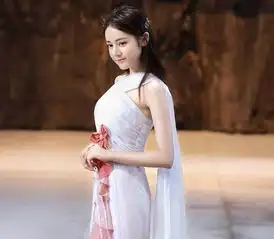 热巴饰演的嫦娥太美了,任何人都配不上她,只好自己反串后裔