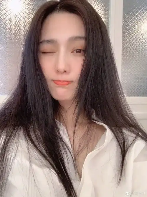 压力太大范冰冰深夜晒照美艳依旧,白头发抢镜引人心疼
