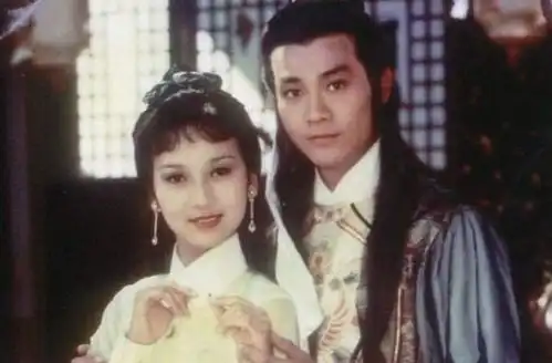 为娶14岁娇妻,他抛弃妻子净身出户,今前妻去世他生活幸福美满
