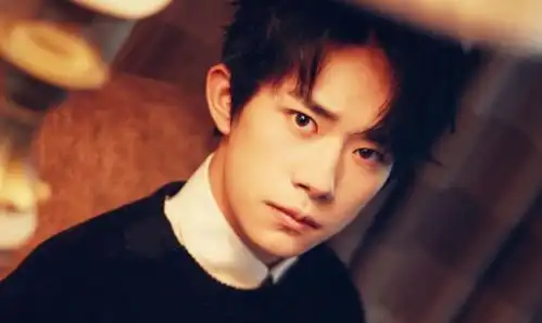 明星圈粉的行为宋茜捡垃圾,杨幂跪地签名,他怒斥黄牛只为粉丝
