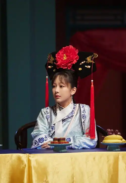杨紫挑战清宫造型温婉大气,旗头cos紫薇格格俏皮可爱
