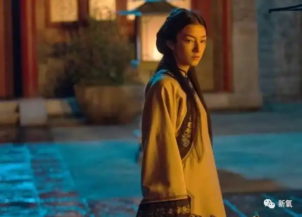 这个背景深似海的女生是第二个景甜吧,吴京甄子丹李连杰都来给她做配