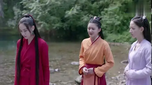 烈火如歌如歌好心帮莹衣搬衣服,却被莹衣打了一掌,还嫁祸于她