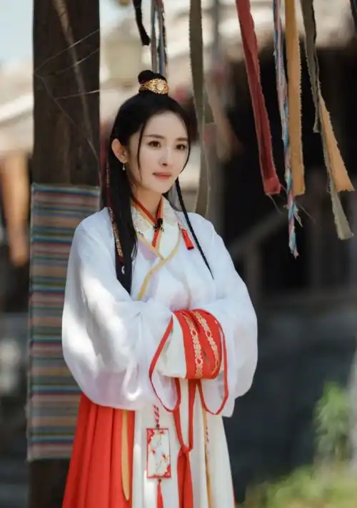 杨幂路透照流出,古装女侠又美又飒,重回唐雪见时期
