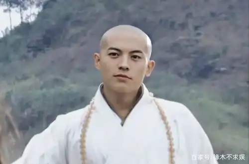 崔鹏女儿长大了,2岁奶萌可爱,眼睛和父亲太像