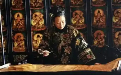 慈禧给人赐福,不小心多写了一点,李莲英一句话化解尴尬