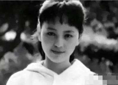 50岁雪姨与鲜肉热舞动作亲密,曾两度嫁豪门被甩想轻生,今寻得感情第二春
