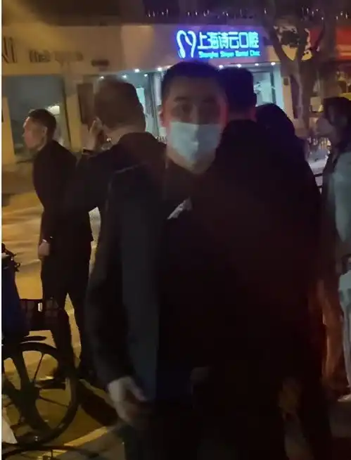 王思聪万圣节蹦迪扮哈利波特5名长腿美女相伴,从秘密通道离开