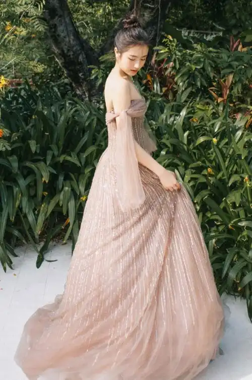 这是李兰迪最大胆的一次穿搭,本以为不合适,哪知美出了新境界