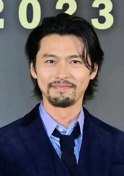 40岁玄彬当爸后放飞自我穿西装高调亮相,梳油头留胡子瞬间老了
